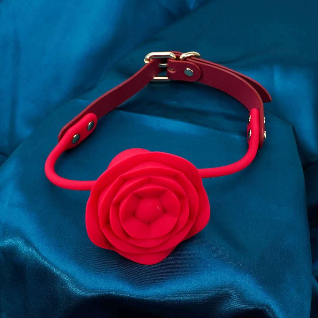 Red rose-shaped gag with leather and gold details